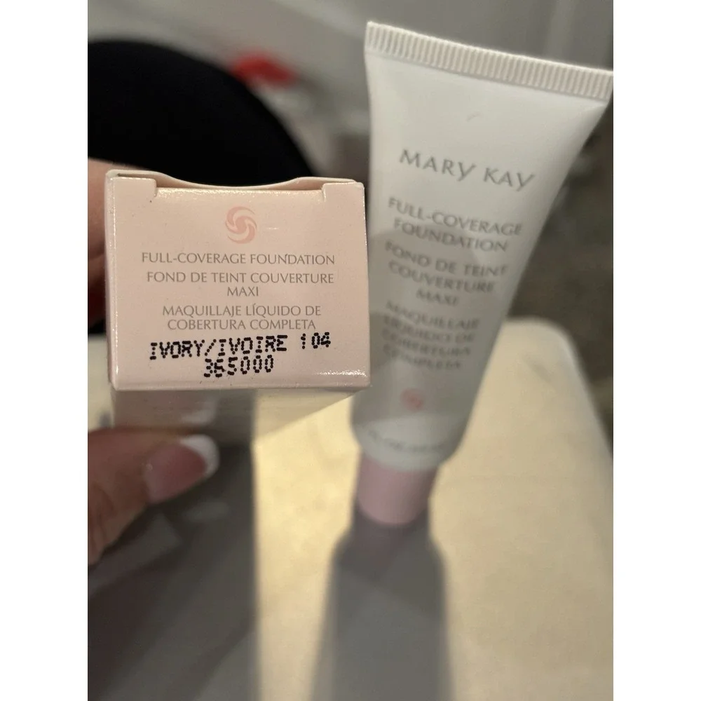 Mary Kay Full Coverage Foundation Ivory 104 365000 Pink Cap-NOS